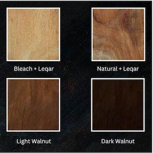 Puede incluir: Cuatro muestras de madera en cuadrados con bordes blancos sobre un fondo oscuro. Las muestras est&aacute;n etiquetadas como "Bleach + Leqar", "Natural + Leqar", "Light Walnut" y "Dark Walnut", mostrando variaciones en tonos y acabados de madera.