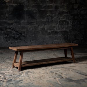 Banco de madeira recuperada feito à mão com prateleira: madeira rústica para dormir