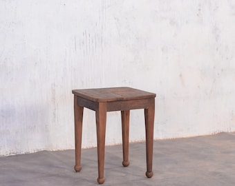 Barnwood Breeze Esszimmerhocker | Wohnzimmer Ecktisch | Holzhocker | Geschnitzte Beine | Personalisierbar | Altholz | Bauernhaus Tisch