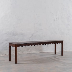 Tarang Entryway Bench: Rustic Brown Scalloped Hallway Seating