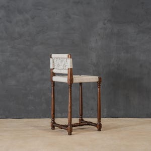 Juego de 2 taburetes de mostrador de madera reciclada: asiento tejido, acabado rústico marrón.
