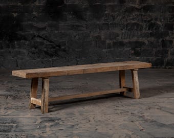 Banco de madeira envelhecida vintage: acabamento rústico em alvejante, assento feito à mão