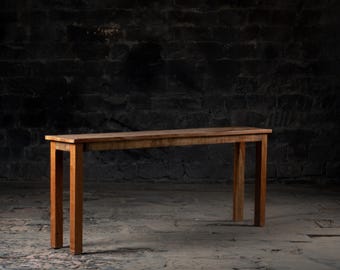 Konsola z odzyskanego drewna: rustykalne meble do przedpokoju w stylu wiejskim