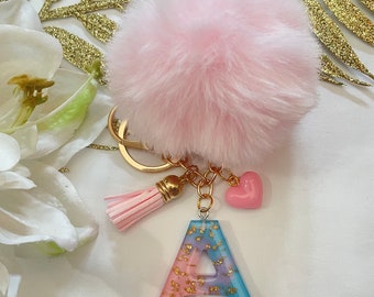 Initialen-Schlüsselanhänger mit Glitzer-Pompom, Taschenanhänger-Accessoire, personalisiertes Geschenk für sie, handgefertigter Schmuck, Geburtstags- oder Brautjungferngeschenk