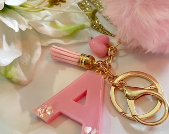 Buchstaben-Schlüsselanhänger, personalisierter Schlüsselanhänger aus Resin mit Pom-Pom-Anhänger, individuelles Geschenk für Sie, Taschenanhänger, handgefertigtes Geburtstags- oder Muttertagsgeschenk