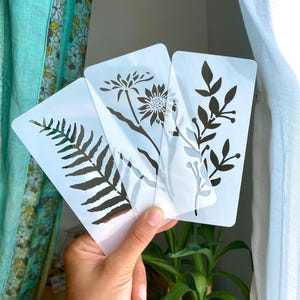 Zestaw 18 szablonów Kwiaty i Liście. Rozmiar 15 x 7,5 cm. Szablon z kwiatkiem. Plastikowy szablon do malowania. Szablony Nature. Szablon do samodzielnego wykonania.