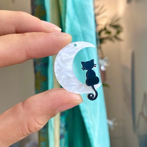 月の中の猫ペンダント 4 個。28 x 36 mm。模造真珠樹脂チャーム。DIY ジュエリー ファインディング。白い真珠のような月のペンダント。黒猫チャーム