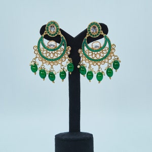 Parure Tikka de boucles d&#39;oreilles vert émeraude à pois Chandbaliya : bijoux indiens traditionnels