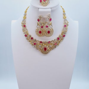 Ruby CZ Schmuck Set: Vergoldete Kette, Ohrringe, Ring & Armband