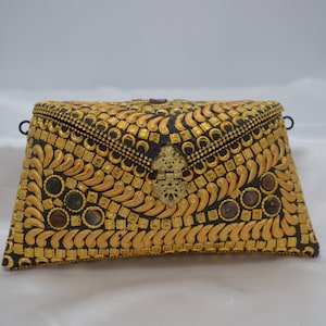 Cartera de mano con adornos de mosaico de metal dorado y negro / Cartera de metal / Bolso indio / Cartera de estilo vintage / Cartera hecha a mano / Regalo para ella / Cartera de metal dorado