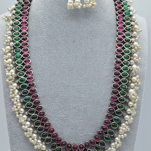 Conjunto de collar de plata alemana: rubí, piedras verdes y borlas de perlas