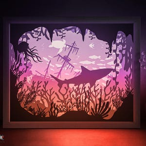 Modèle SVG de boîte d'ombre de poisson de requin, fond de l'océan Papercut Lightbox cricut SVG, 3D en couches papier découpé boîte lumineuse DXF Papercraft