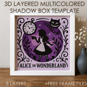 Könnte beinhalten: Eine weiß gerahmte 20x20 cm 3D-Schattenbox-Vorlage mit einem Alice im Wunderland-Design. Das Design umfasst eine Silhouette von Alice, eine Uhr und die Grinsekatze in Lila- und Schwarztönen. Der Text "ALICE IN WONDERLAND" befindet sich unten.