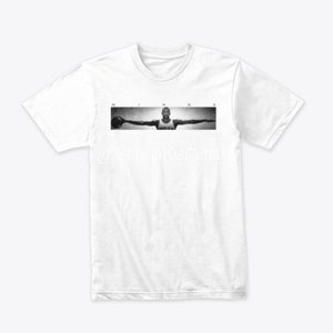 Puede incluir: Camiseta blanca con una imagen en blanco y negro de un jugador de baloncesto con los brazos extendidos sosteniendo un balón de baloncesto. El texto "WINGS" está por encima de la imagen y "@thejerseyman" está por debajo de la imagen.