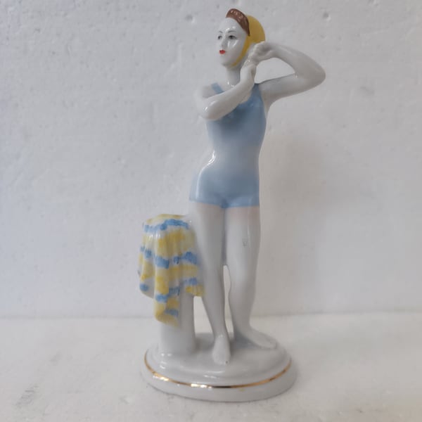 Figurine vintage rétro en porcelaine de Lomonosov, fille après Bath, leningrad