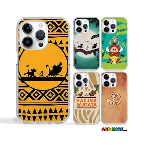 Könnte beinhalten: Sechs iPhone-Hüllen mit verschiedenen Szenen aus dem Disney-Film Der König der Löwen. Die Hüllen sind transparent mit einem bunten Design auf der Rückseite. Die Designs beinhalten eine Szene mit Simba, Nala und Timon, eine Szene mit Pumbaa, eine Szene mit Mufasa und eine Szene mit Scar. Die Hüllen zeigen auch den Spruch "Hakuna Matata".