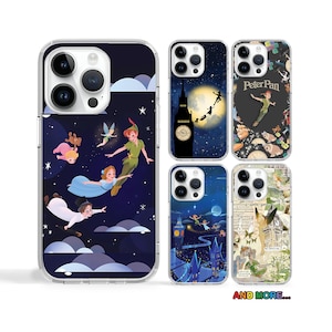 Può includere: Set di sei custodie per telefono con diverse illustrazioni dal film Disney Peter Pan. Le custodie sono trasparenti con un bordo nero e presentano immagini di Peter Pan, Trilly, Capitan Uncino e altri personaggi del film. Le custodie sono progettate per iPhone 13 Pro.