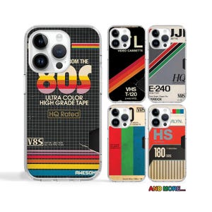 Puede incluir: Cuatro fundas de teléfono diferentes con un tema retro de los 80. Las fundas presentan un fondo negro con rayas de colores y texto que dice "From the 80s", "Ultra Color High Grade Tape", "HQ Rated", "V8S" y "Awesome". Las fundas también presentan texto que dice "VHS", "Video Cassette", "E-240", "T-120", "HS", "T-180/25" y "Vilyn".