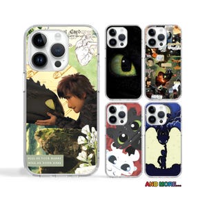 Op de afbeelding: Set van zes transparante telefoonhoesjes met verschillende ontwerpen met personages uit de animatiefilm Hoe tem je een draak. De hoesjes tonen een draak en een menselijk personage, een draak, een draak met een maan, een draak met een menselijk personage en een collage van personages uit de film.