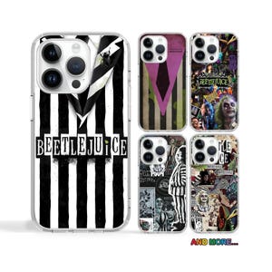 Puede incluir: Conjunto de 6 fundas para iPhone con diferentes diseños de Beetlejuice. Las fundas son transparentes con rayas blancas y negras, un traje a rayas blancas y negras con corbata, un collage de personajes de Beetlejuice, un collage de personajes de Beetlejuice con el texto "Beetlejuice" en blanco, un collage de personajes de Beetlejuice con el texto "Beetlejuice" en blanco, y un collage de personajes de Beetlejuice con el texto "Beetlejuice" en blanco.