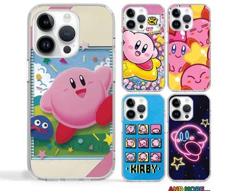 Può includere: Quattro diverse custodie per telefono con il personaggio rosa del videogioco Kirby. Le custodie sono tutte trasparenti e hanno una varietà di design, tra cui personaggi di Kirby, stelle e il testo "Kirby".