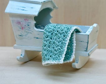 Kołyska dla lalek Shabby Chic w skali 1:12