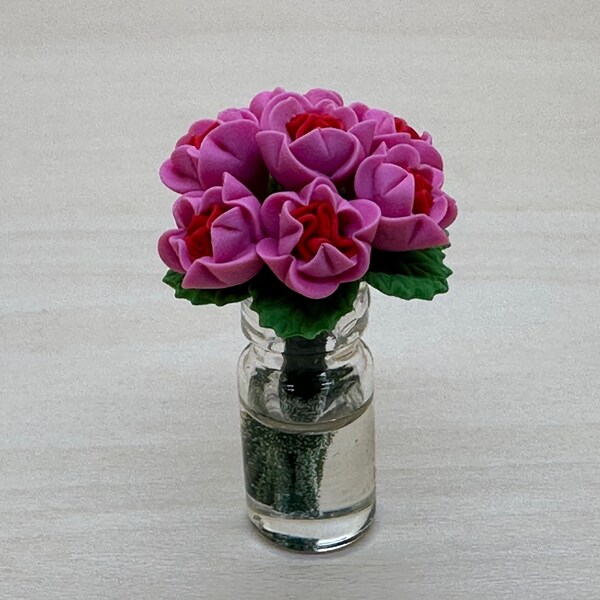 Miniatuurboeket rozen in glazen pot met 'water' voor poppenhuis op schaal 1:12