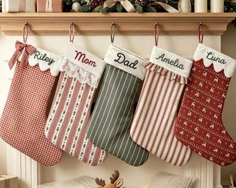 Calza di Natale personalizzata: con ricamo del nome, fiocco, bordo a volant e opzioni di pizzo.