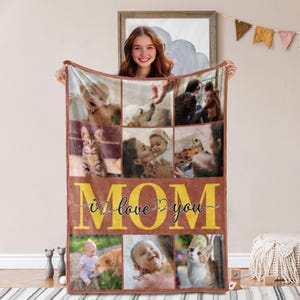 Könnte beinhalten: Eine personalisierte Fleece-Decke mit einer Collage von Familienfotos. Die Decke hat einen braunen Hintergrund mit den Worten "I love you MOM" in goldener Schrift. Die Fotos zeigen Babys, Haustiere und Familienmitglieder.