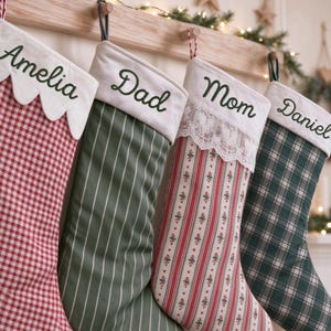 Calcetín navideño personalizado: con opciones de bordado de nombre, lazo, puño con volantes y puños con encaje y volantes.