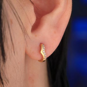 Huggie Hoop Earrings, Sharp gold helix hoop, Cartilage hoop, Hoop earrings, Rose Gold hoop, Gold hoop, Small helix hoop