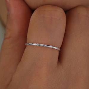 Gedraaide 925 sterlingzilveren ring: minimalistische open knoop band