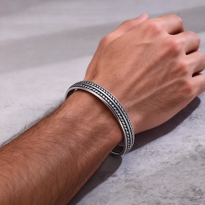 Brazalete de trigo de acero inoxidable para hombre: brazalete ajustable y abierto, estilo rústico minimalista.