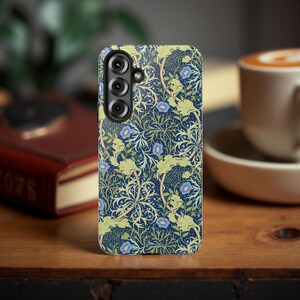 Pu&ograve; includere: Una custodia per telefono con un motivo floreale in tonalit&agrave; di blu, verde e giallo. La custodia ha un ritaglio per l'obiettivo della fotocamera.