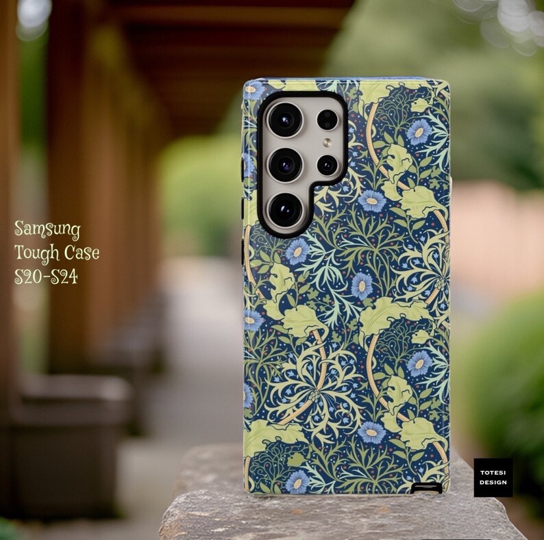 Pu&ograve; includere: Una custodia resistente per telefoni Samsung S20-S24 con un motivo floreale con accenti blu e verdi. La custodia ha un ritaglio per la fotocamera e il testo "TOTESI DESIGN" &egrave; visibile nell'angolo in basso a destra.