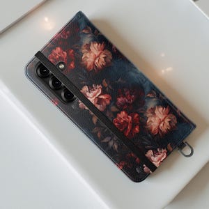Funda tipo cartera estilo bohemio gótico para iPhone, diseño único y elegante con estampado floral oscuro y melancólico para iPhone y Samsung. Funda con tapa y soporte.