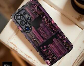 Puede incluir: Una funda para smartphone con un diseño de estantería de color morado oscuro con filas de libros y detalles florales decorativos. La funda tiene un recorte para un sistema de cámara de múltiples lentes en la parte posterior. La paleta de colores consiste en tonos profundos de morado, negro y rosa.