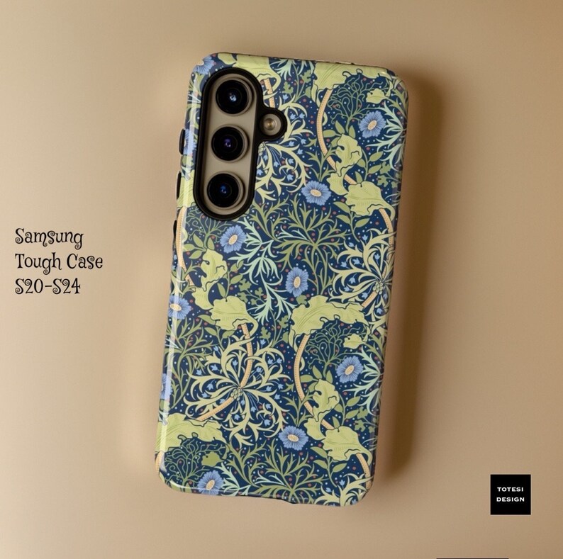 Pu&ograve; includere: Una custodia per telefono blu con un motivo floreale. La custodia &egrave; progettata per i telefoni Samsung, in particolare i modelli S20-S24. La custodia &egrave; realizzata in un materiale resistente e ha una protuberanza della fotocamera rialzata per la protezione.