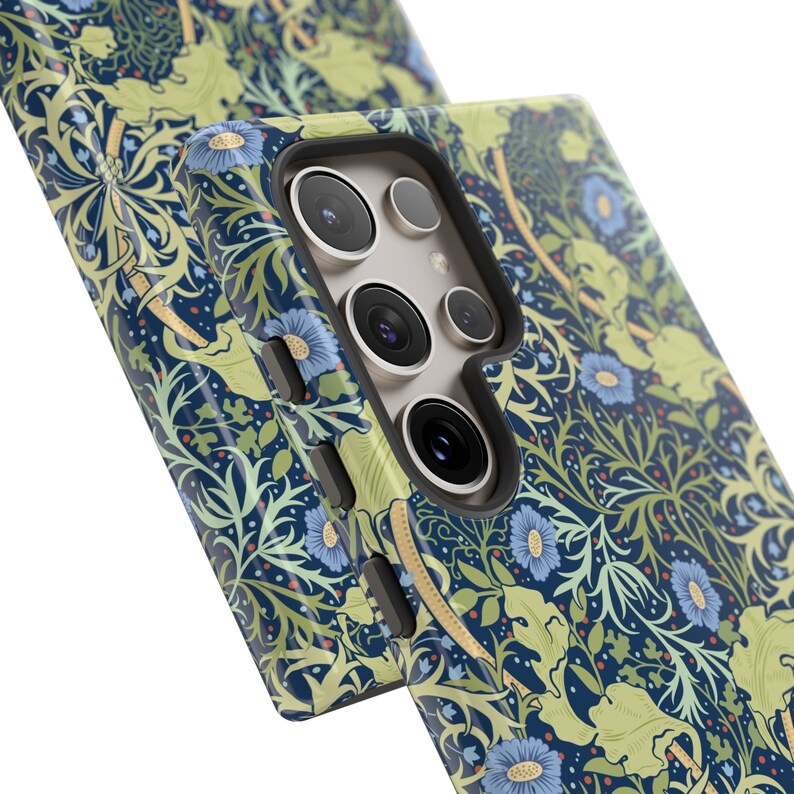 Pu&ograve; includere: Una custodia per telefono con un motivo floreale in tonalit&agrave; di blu, verde e giallo. La custodia ha un ritaglio per l'obiettivo della fotocamera.