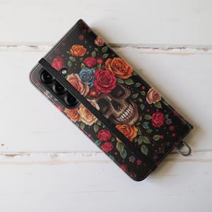 Funda gótica para teléfono, fundas con tapa, modelos de iPhone y Samsung, regalo de Dark Academia, soporte con calaveras y rosas, espacio para tarjetas, accesorios para amantes del gótico, Dark