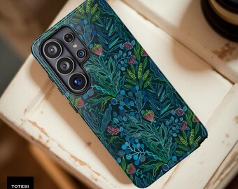 Könnte beinhalten: Eine rechteckige Smartphone-Hülle mit dunkelblaugrünem Hintergrund und einem dichten, komplexen Muster aus botanischen Elementen wie blauen Beeren, grünen Blättern und kleinen rosa Blüten. Die Hülle hat einen Ausschnitt für ein Multikamera-System.