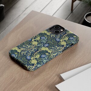 Pu&ograve; includere: Una custodia per telefono con un motivo floreale blu e verde. La custodia &egrave; progettata per un iPhone con un rialzo della fotocamera.