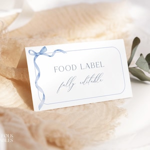 Plantilla editable de tarjeta de buffet con lazo azul, etiqueta de comida azul polvoriento, tarjeta de comida de baby shower azul, tarjeta de lugar de ducha de niño lindo imprimible, tienda de campaña, S14