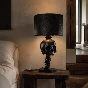 Lampa stołowa „Czaszka i kręgosłup”, czarna, anatomiczna, gotycka, rzeźbiarska lampa