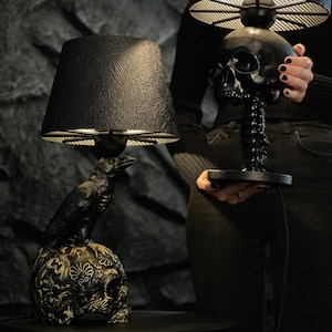 Puede incluir: Un juego de tres tazas de cerámica con un acabado mate moteado. Las tazas son de color crema, gris claro y gris oscuro. Cada taza tiene un diseño simple y minimalista, ideal para café o té.