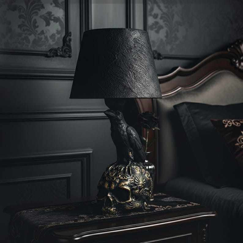 Lámpara de mesa con forma de cráneo de cuervo: acabado a mano – Elegante y evocadora percha de cuervo – Pieza decorativa gótica para el hogar