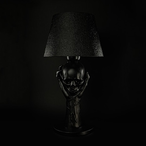 Ser o no ser, lámpara escultórica con forma de calavera de Hamlet, lámpara de escritorio estilo Dark Academia, estatua de arte gótico, acento macabro para la habitación, regalo para amantes de Shakespeare