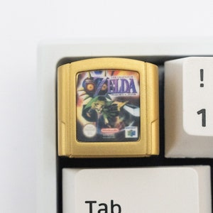 クラシックなゼルダの伝説 ムジュラの仮面 キーキャップ | N64 カートリッジ アルティザン キーキャップ | キーボード用カスタム樹脂鋳造レトロゲーム キーキャップ
