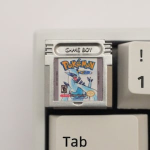 シルバー ゲームボーイ カートリッジ アーティザン キーキャップ | 樹脂鋳造キーキャップ | カスタム ゲームボーイ キーキャップ