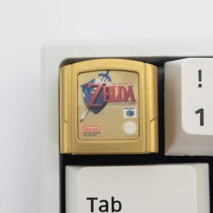 クラシックなゼルダの伝説 時のオカリナ キーキャップ | N64 カートリッジ アルティザン キーキャップ | キーボード用カスタム樹脂鋳造レトロゲーム キーキャップ